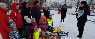 Автоинспекторы и родители дошкольников из Подмосковья призвали пешеходов использовать световозвращатели