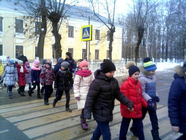 В Тверской области автоинспекторы проверили передвижение школьников из дома в школу и назад