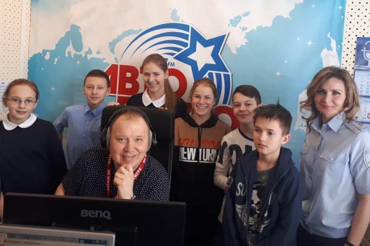 В эфире новосибирских радиостанций звучат детские обращения к участникам дорожного движения