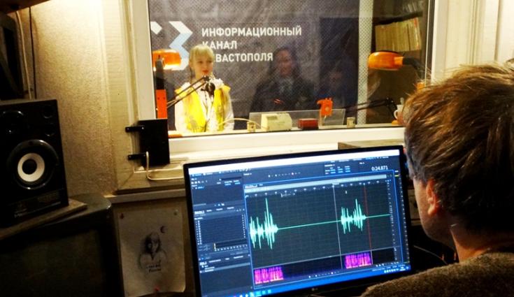 На севастопольских радиостанциях юные помощники ГИБДД озвучили ролики социальной аудиорекламы на тему безопасности дорожного движения