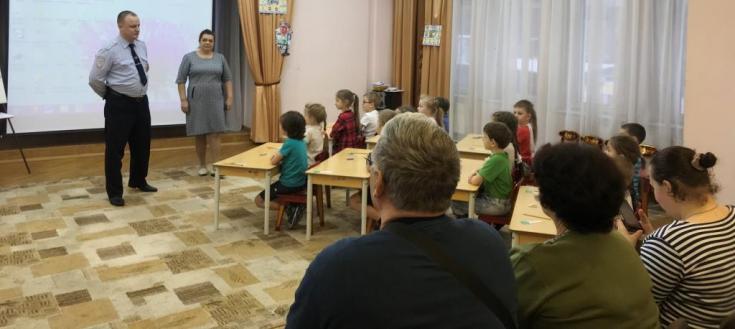 Сотрудники столичной Госавтоинспекции проводят профилактические мероприятия с детьми и их родителями