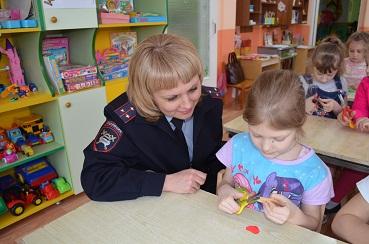 Сотрудники Госавтоинспекции провели мастер-класс «Маячки безопасности»
