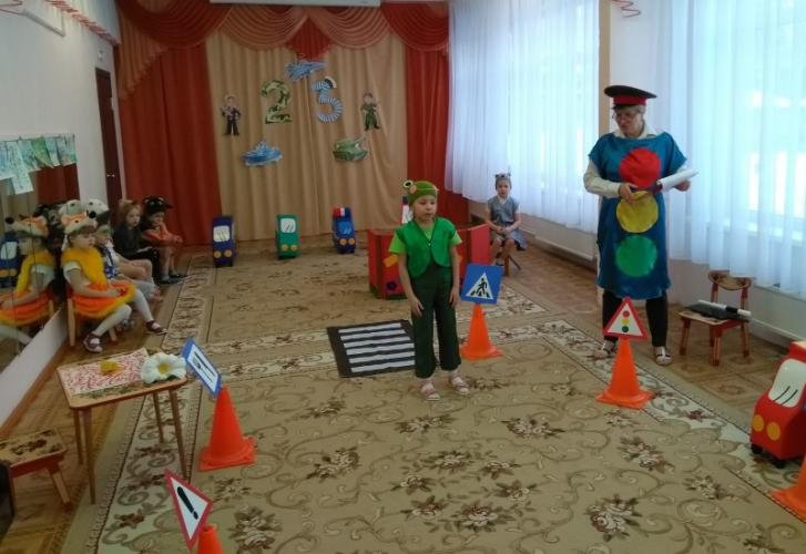 В Лесосибирском детском саду прошел спектакль по безопасности дорожного движения