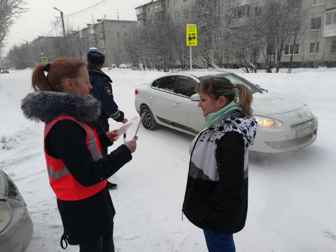 В Кольском районе юные инспектора дорожного движения совместно с сотрудниками ГИБДД провели акцию «Письмо водителю»