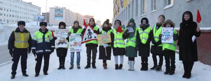 В Норильске школьники совместно с инспекторами ГИБДД провели акцию «Внимание! Пешеход»
