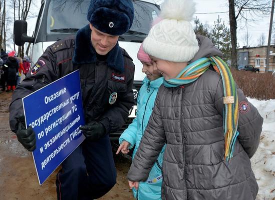 Автовладельцы Хиславичского района Смоленской области воспользовались возможностями передвижного регистрационно-экзаменационного пункта
