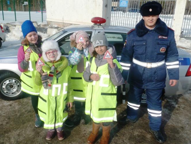 В Красноярске сотрудники ГИБДД совместно с отрядом ЮИД напомнили автолюбителям о правилах дорожного движения