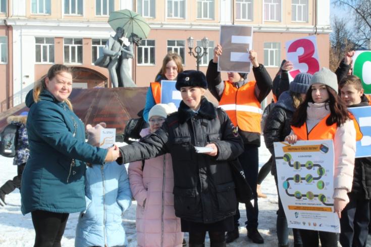 С помощью «живой инсталляции» ЮИДовцы и автоинспекторы призвали брянских водителей к безопасному маневрированию при осуществлении обгона