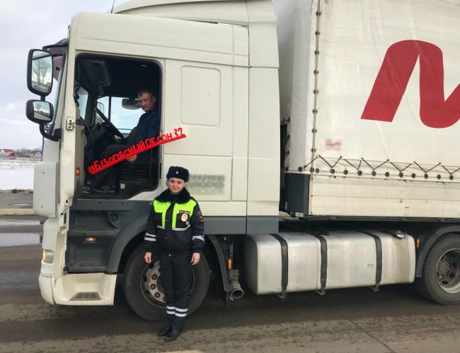 Тюменские автоинспекторы на федеральной автодороге проводят радиоинструктажи #ТрассаБезДТП