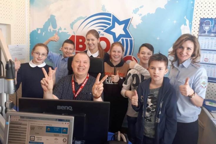 В эфире новосибирских радиостанций звучат детские обращения к участникам дорожного движения