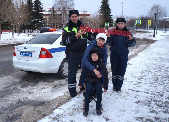 Тюменские «родительские патрули» размещают в социальных сетях фотоинсталляции по правилам перевозки детей