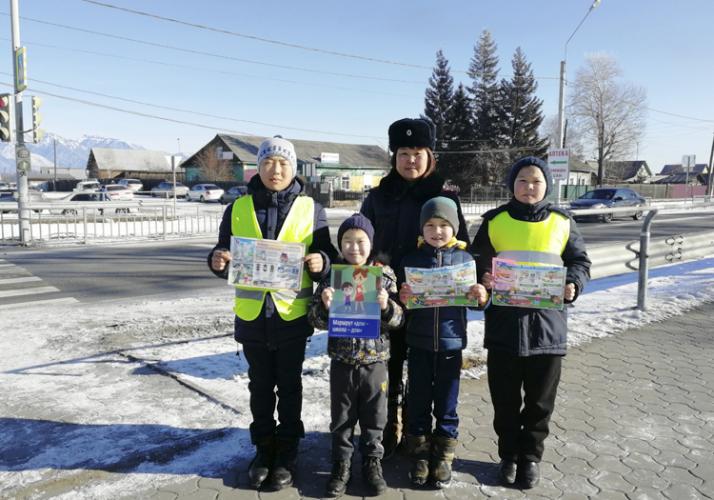 В Бурятии сотрудники ГИБДД на пешеходных экскурсиях учат школьников безопасному поведению на дороге