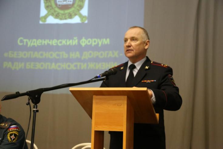 В Республике Алтай автоинспекторы вместе с представителями общественности провели студенческий форум «Безопасность на дорогах-ради безопасности жизни»