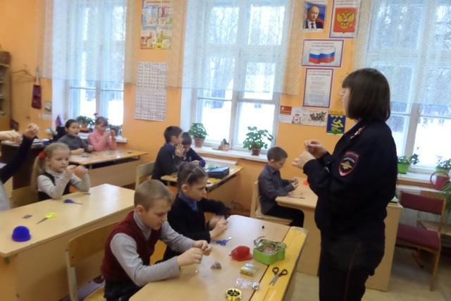 Школьники Вяземского района изготовили филикеры для своих мам