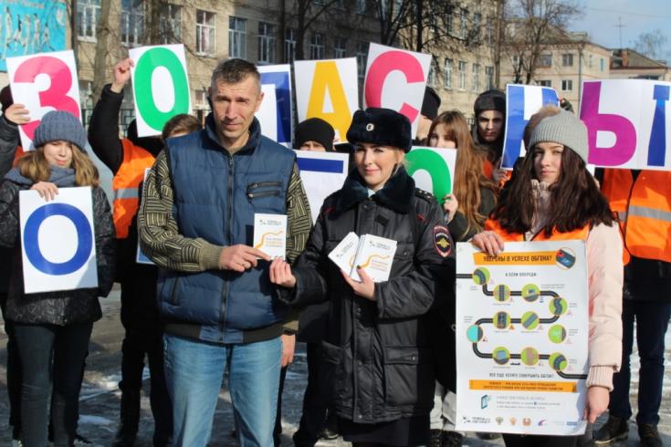 С помощью «живой инсталляции» ЮИДовцы и автоинспекторы призвали брянских водителей к безопасному маневрированию при осуществлении обгона