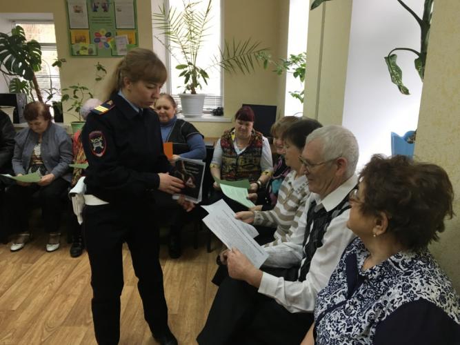 В Белгородской области посетители социальных гостиных знакомятся с безопасным маршрутом на тренингах от автоинспекторов