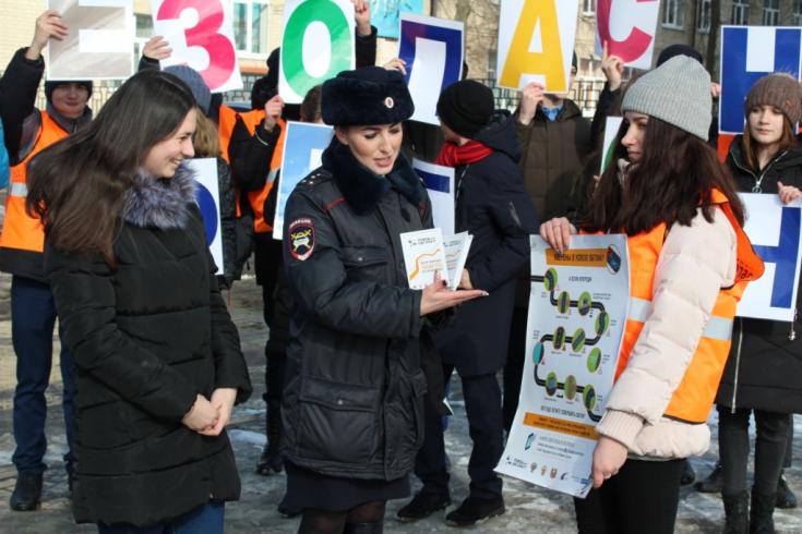 С помощью «живой инсталляции» ЮИДовцы и госавтоинспекторы призвали брянских водителей к безопасному маневрированию при осуществлении обгона