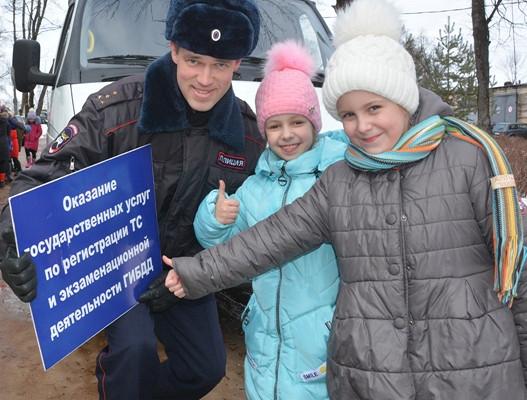 Глава муниципального образования «Хиславичский район» Смоленской области благодарит полицейских за высокое качество предоставляемых госуслуг по линии ГИБДД «мобильным» пунктом