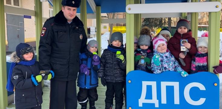 В Восточном округе сотрудники Госавтоинспекции проводят профилактические беседы с детьми