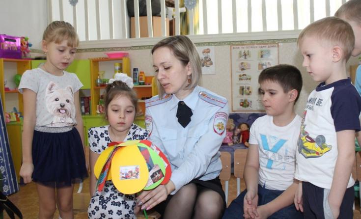Канские автоинспекторы вместе с дошкольниками сделали ромашку дорожной безопасности