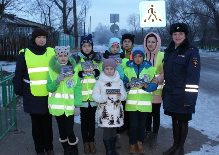 В Красноярском крае госавтоинспекторы совместно с отрядом ЮИД и «Родительским патрулем» призвали школьников стать заметными