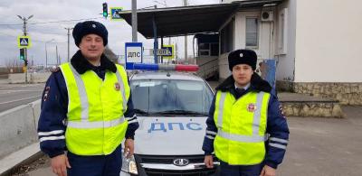 В Краснодаре инспекторы ДПС помогли доставить в больницу местного жителя, находящегося в критическом состоянии