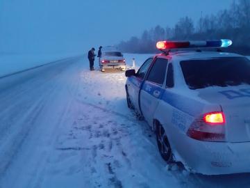Автоинспекторы на тюменской трассе помогли водителю из Алтайского края во время метели