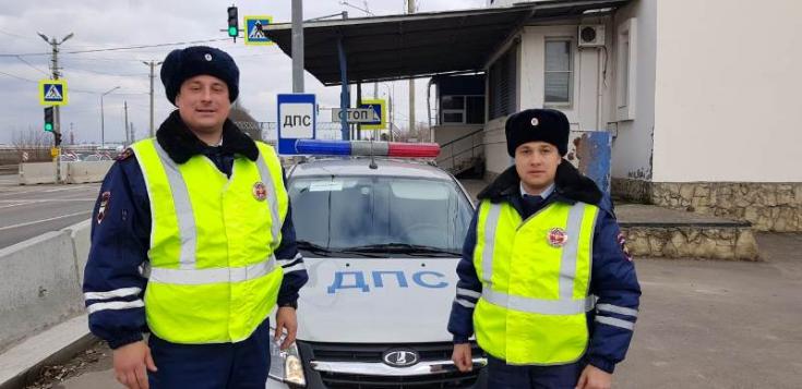 В Краснодаре инспекторы ДПС помогли доставить в больницу местного жителя, находящегося в критическом состоянии