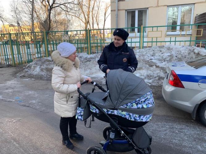 Сотрудники ГИБДД СВАО провели акцию у детской поликлиники