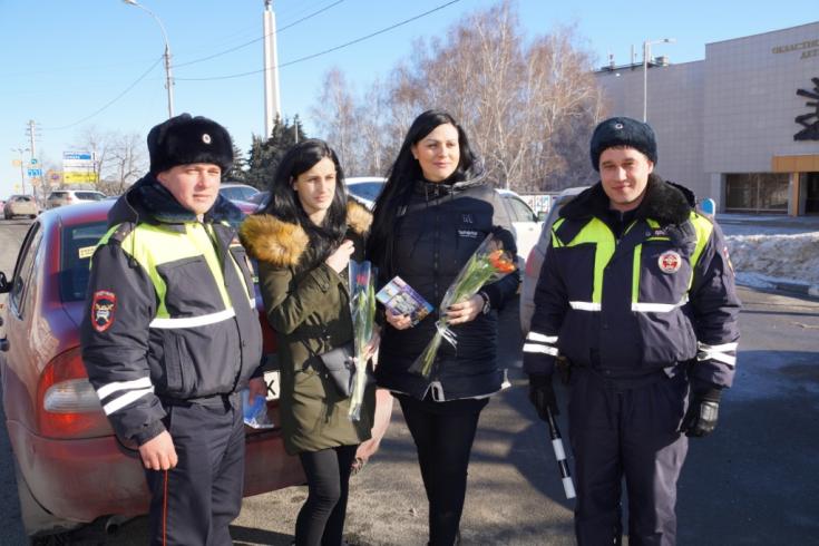 В канун Международного женского дня Ульяновские Госавтоинспекторы организовали «Цветочный патруль» для автоледи