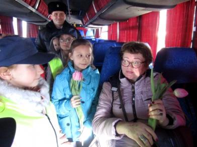 Госавтоинспекторы поздравили с 8 Марта женщин, пользующихся общественным транспортом