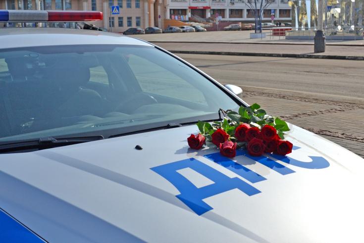 В Тамбове и Мичуринске автоинспекторы поздравили женщин-водителей с Международным женским днём 8 Марта
