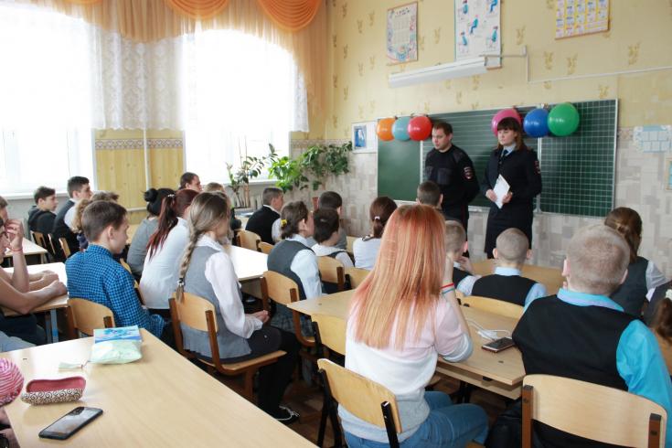В преддверии 8 марта сотрудники ОМВД России по Болховскому району побывали в гостях у воспитанников детского дома-интерната и общеобразовательной школы-интерната