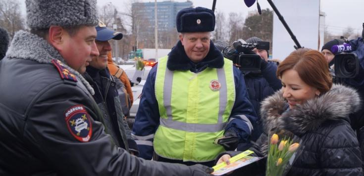 В подмосковном городе Одинцово в преддверии Международного женского дня прошла акция «Цветочный патруль»