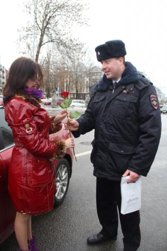 Липецкие автоинспекторы поздравили с Международным женским днем примерных автоледи