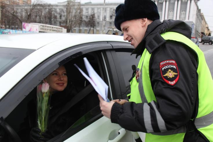 Сотрудники курской Госавтоинспекции провели акцию «Цветы для автоледи»