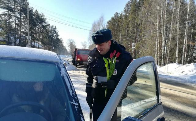 Костромские автоинспекторы присоединились к акции «8 Марта в каждый дом»
