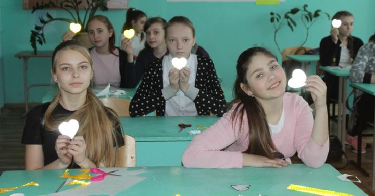 В Березовском районе инспекторы ГИБДД и ЮИДовцы подарили школьникам «светящие сердца»