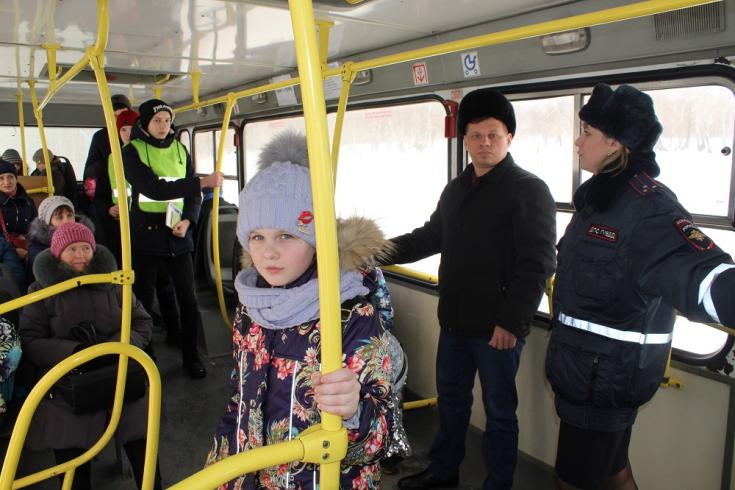 Тюменские автоинспекторы провели экспресс-уроки дорожной безопасности в салонах рейсовых автобусов