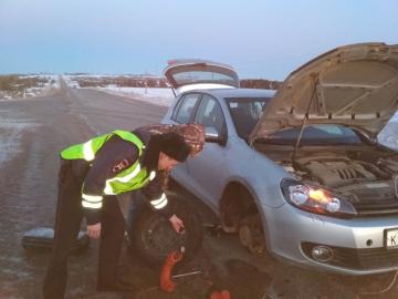 В Кировской области автоинспекторы оказали помощь водителю, попавшему в затруднительную ситуацию на дороге