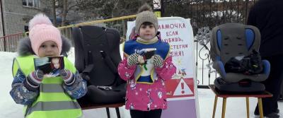 «Родительский патруль» размещает инсталляции о безопасной перевозке детей у тюменских детских садов