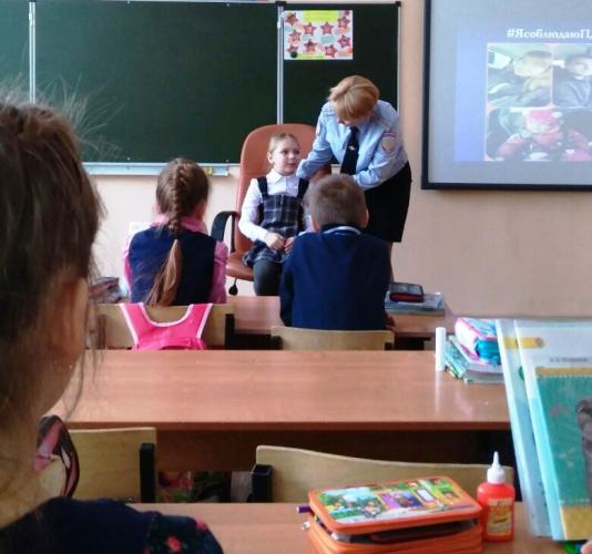 Ученики начальных классов Кондопожской школы №6 повторили правила безопасного поведения на дороге.