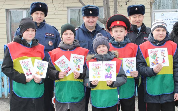 Отряд ЮИД Усть-Абакана (Р. Хакасия) поздравил водительниц с Международным женским днем