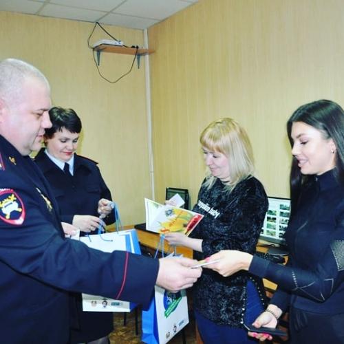 В Госавтоинспекции Алтайского края поздравили женщин с праздником и вручили водительские удостоверения