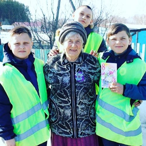 Госавтоинспекция Красногорского района поздравила женщин с праздником весны