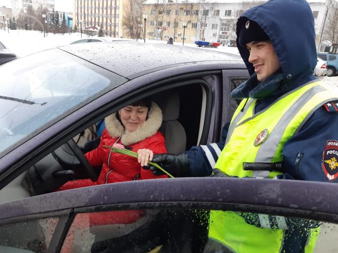 Акция «Цветы для автоледи»