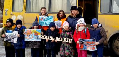 В салонах брянских школьных автобусов «ЮИДовские патрули» напоминают детям о правилах безопасного поведения пассажиров