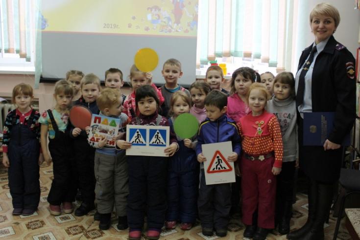 Новоселовские госавтоинспекторы изучают детей по «Азбуке дорожной безопасности»