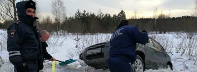 Сотрудники подмосковной Госавтоинспекции помогли автоледи вызволить автомобиль из снежного плена