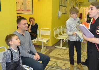 В детской поликлинике сотрудники ГИБДД Коми и ЮИДовцы провели «Час безопасности» для юных пациентов и их родителей